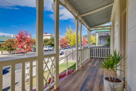 Brampton Cottage - Accommodation Burleigh 3