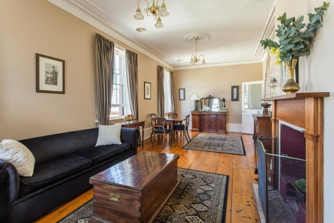 Grand Old Duke - Accommodation Burleigh 9