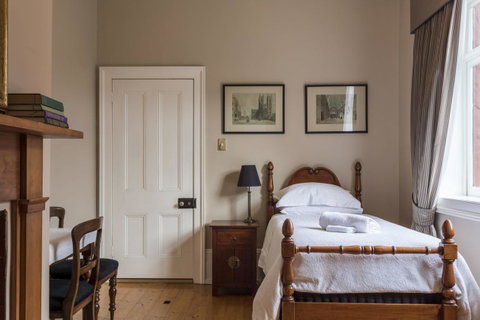 Grand Old Duke - Accommodation Burleigh 2
