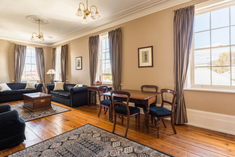 Grand Old Duke - Accommodation Burleigh 0