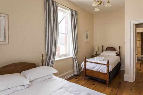 Grand Old Duke - Accommodation Burleigh 1