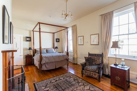 Grand Old Duke - Accommodation Burleigh 27