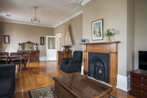 Grand Old Duke - Accommodation Burleigh 5