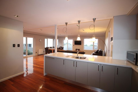 Sunny 3 Bedroom Apartment In Sandy Bay - Accommodation Burleigh 11