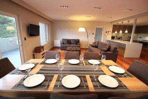 Sunny 3 Bedroom Apartment In Sandy Bay - Accommodation Burleigh 7