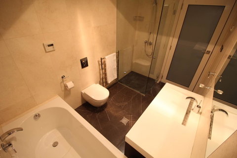 Sunny 3 Bedroom Apartment In Sandy Bay - Accommodation Burleigh 5