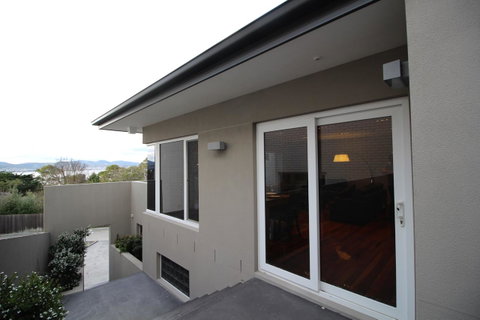 Sunny 3 Bedroom Apartment In Sandy Bay - Accommodation Burleigh 15