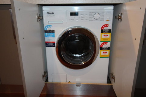Sunny 3 Bedroom Apartment In Sandy Bay - Accommodation Burleigh 13