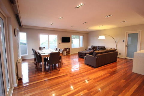 Sunny 3 Bedroom Apartment In Sandy Bay - Accommodation Burleigh 1