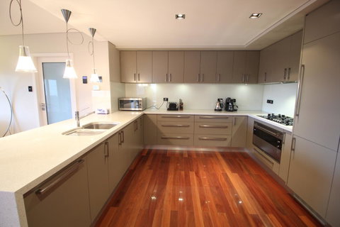 Sunny 3 Bedroom Apartment In Sandy Bay - Accommodation Burleigh 3