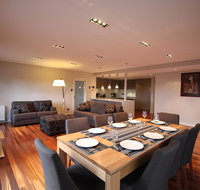 Sunny 3 Bedroom Apartment in Sandy Bay - Accommodation Burleigh