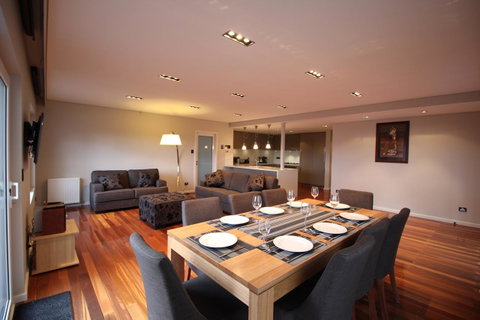 Sunny 3 Bedroom Apartment In Sandy Bay - Accommodation Burleigh 0