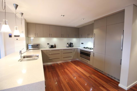 Sunny 3 Bedroom Apartment In Sandy Bay - Accommodation Burleigh 10
