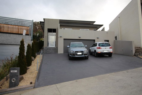 Sunny 3 Bedroom Apartment In Sandy Bay - Accommodation Burleigh 9