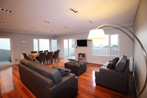 Sunny 3 Bedroom Apartment In Sandy Bay - Accommodation Burleigh 6