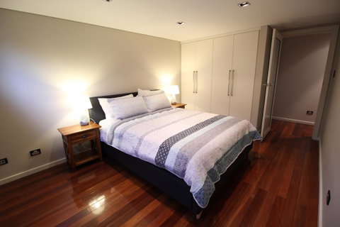 Sunny 3 Bedroom Apartment In Sandy Bay - Accommodation Burleigh 2