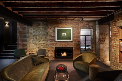 Moss Hotel - Accommodation Burleigh 5