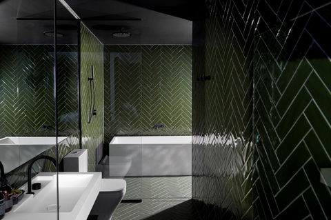 Moss Hotel - Accommodation Burleigh 12