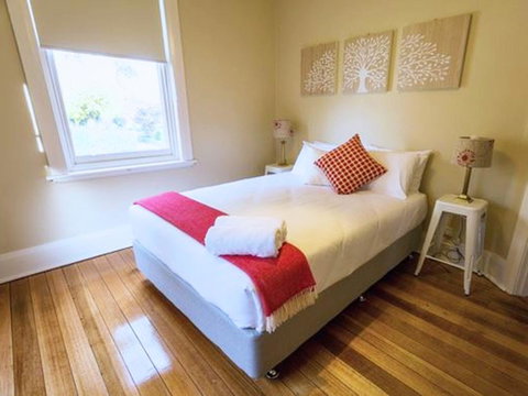 Montacute Boutique Bunkhouse - Accommodation Burleigh 10