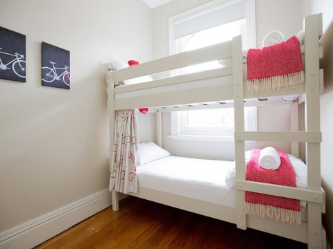 Montacute Boutique Bunkhouse - Accommodation Burleigh 5