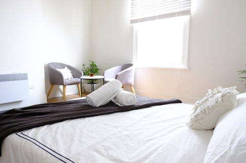 White House - Accommodation Burleigh 3
