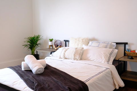 White House - Accommodation Burleigh 0