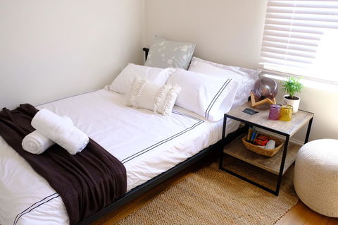 White House - Accommodation Burleigh 17