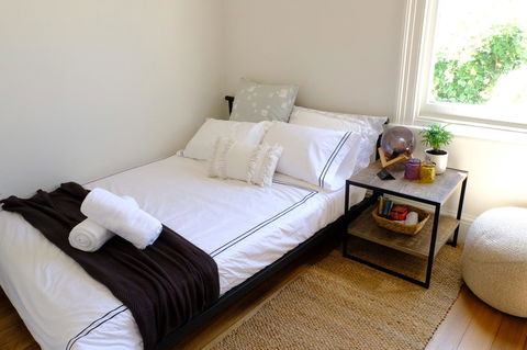 White House - Accommodation Burleigh 8