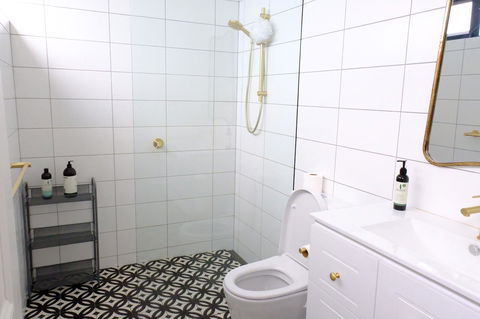 White House - Accommodation Burleigh 1