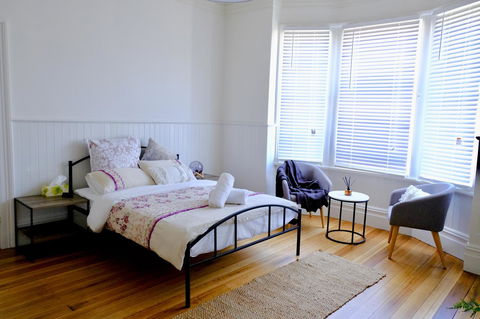 White House - Accommodation Burleigh 14