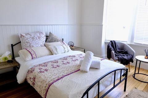 White House - Accommodation Burleigh 11