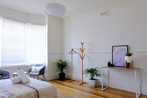 White House - Accommodation Burleigh 13
