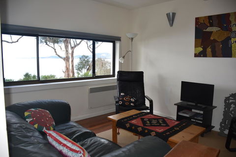 Beachside Taroona With Spa - Accommodation Burleigh 6