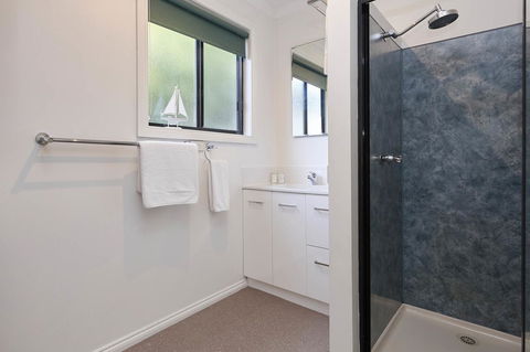 KINGFISHER COTTAGE Beachfront At The Binalong Bay - Accommodation Burleigh 2