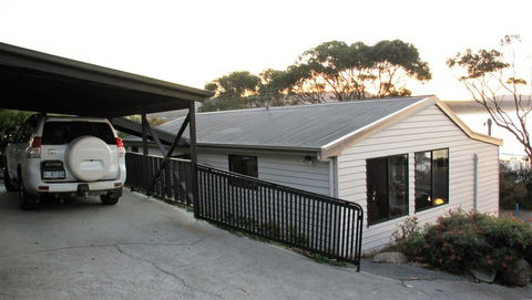KINGFISHER COTTAGE Beachfront At The Binalong Bay - Accommodation Burleigh 21