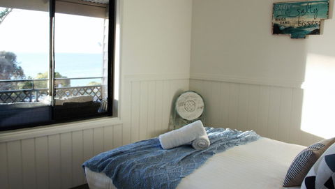 KINGFISHER COTTAGE Beachfront At The Binalong Bay - Accommodation Burleigh 11