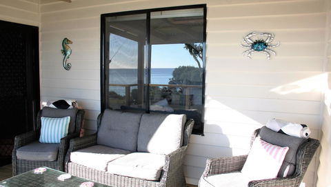 KINGFISHER COTTAGE Beachfront At The Binalong Bay - Accommodation Burleigh 7