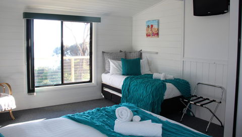 KINGFISHER COTTAGE Beachfront At The Binalong Bay - Accommodation Burleigh 5