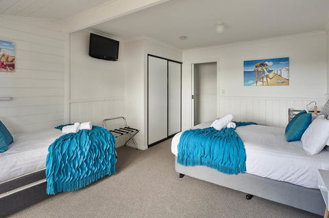 KINGFISHER COTTAGE Beachfront At The Binalong Bay - Accommodation Burleigh 3