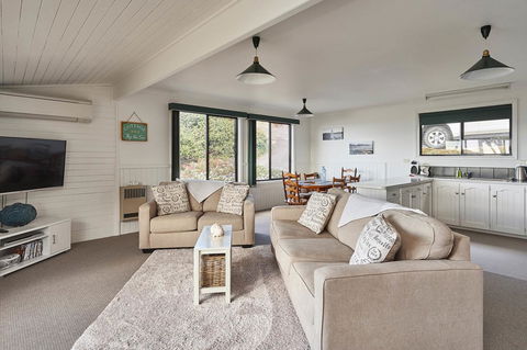 KINGFISHER COTTAGE Beachfront At The Binalong Bay - Accommodation Burleigh 4