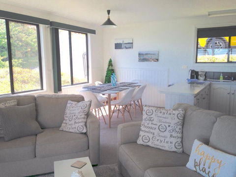 KINGFISHER COTTAGE Beachfront At The Binalong Bay - Accommodation Burleigh 24