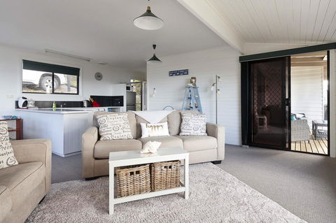 KINGFISHER COTTAGE Beachfront At The Binalong Bay - Accommodation Burleigh 22