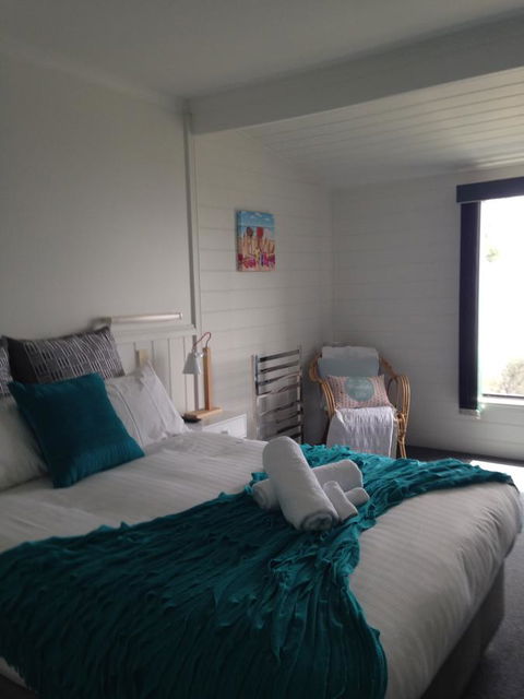 KINGFISHER COTTAGE Beachfront At The Binalong Bay - Accommodation Burleigh 23