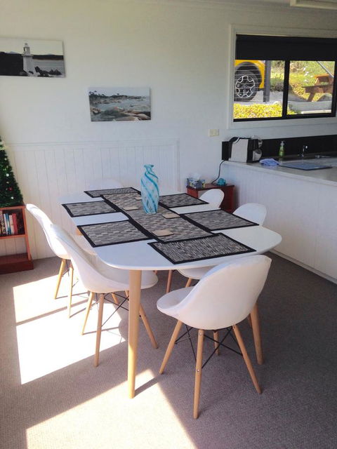 KINGFISHER COTTAGE Beachfront At The Binalong Bay - Accommodation Burleigh 14