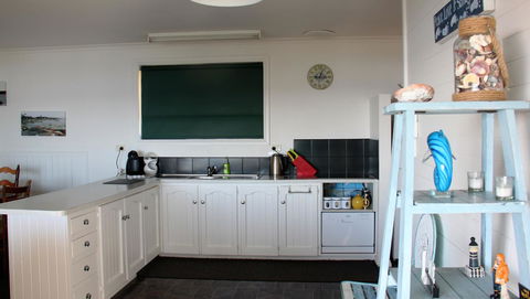 KINGFISHER COTTAGE Beachfront At The Binalong Bay - Accommodation Burleigh 20