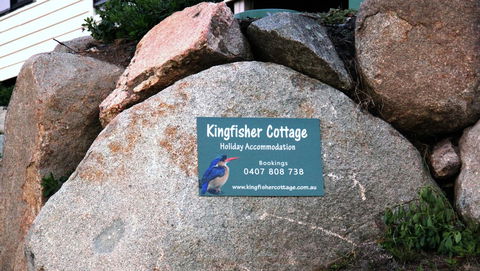 KINGFISHER COTTAGE Beachfront At The Binalong Bay - Accommodation Burleigh 15