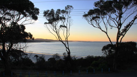 KINGFISHER COTTAGE Beachfront At The Binalong Bay - Accommodation Burleigh 19
