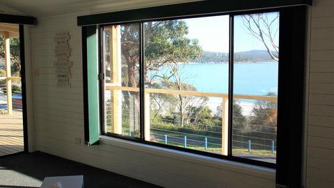 KINGFISHER COTTAGE Beachfront At The Binalong Bay - Accommodation Burleigh 13