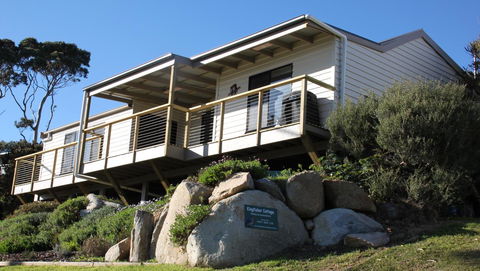 KINGFISHER COTTAGE Beachfront At The Binalong Bay - Accommodation Burleigh 0