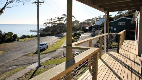 KINGFISHER COTTAGE Beachfront At The Binalong Bay - Accommodation Burleigh 9